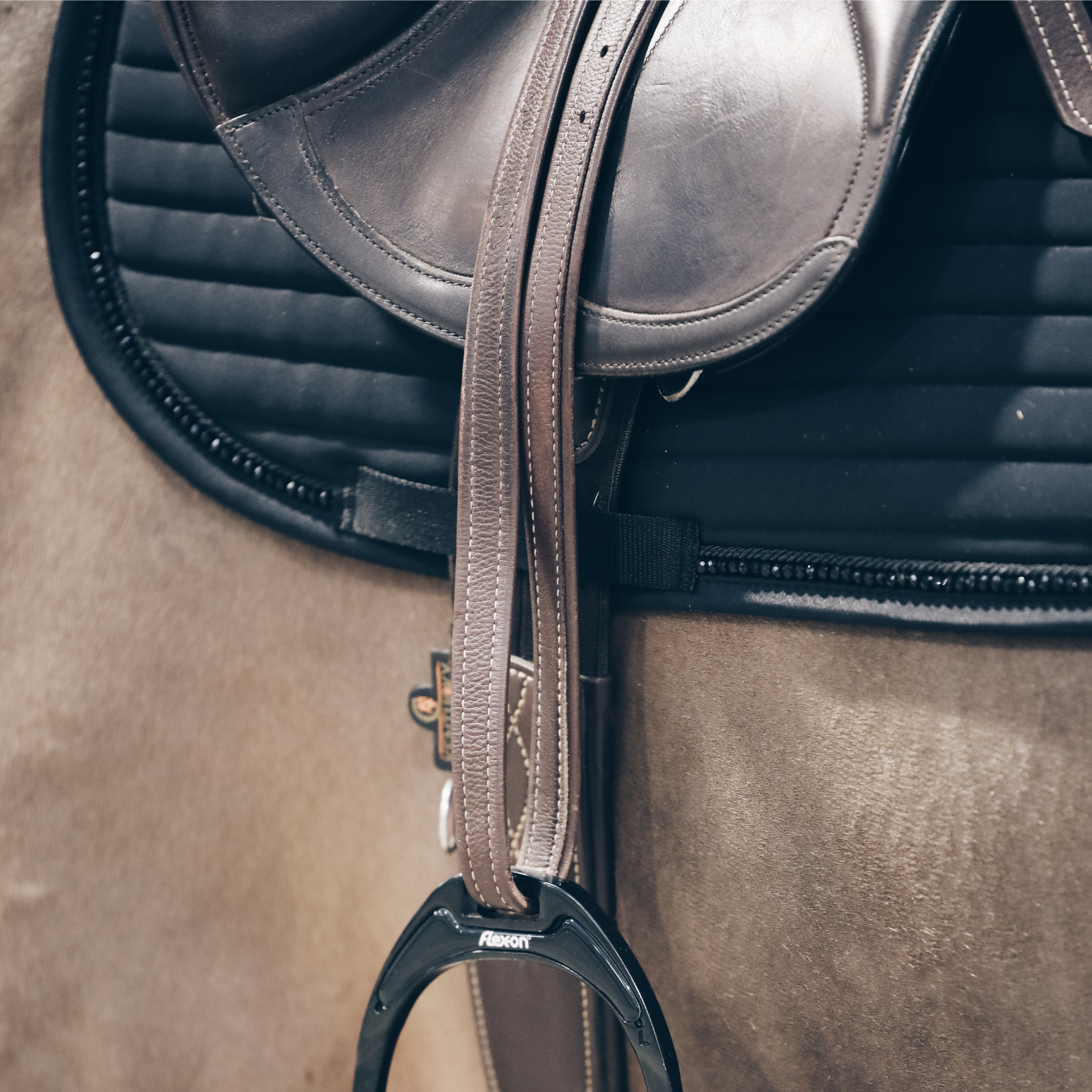 Kentucky Horsewear Saddle Pad Pearls Jumping Black Edition