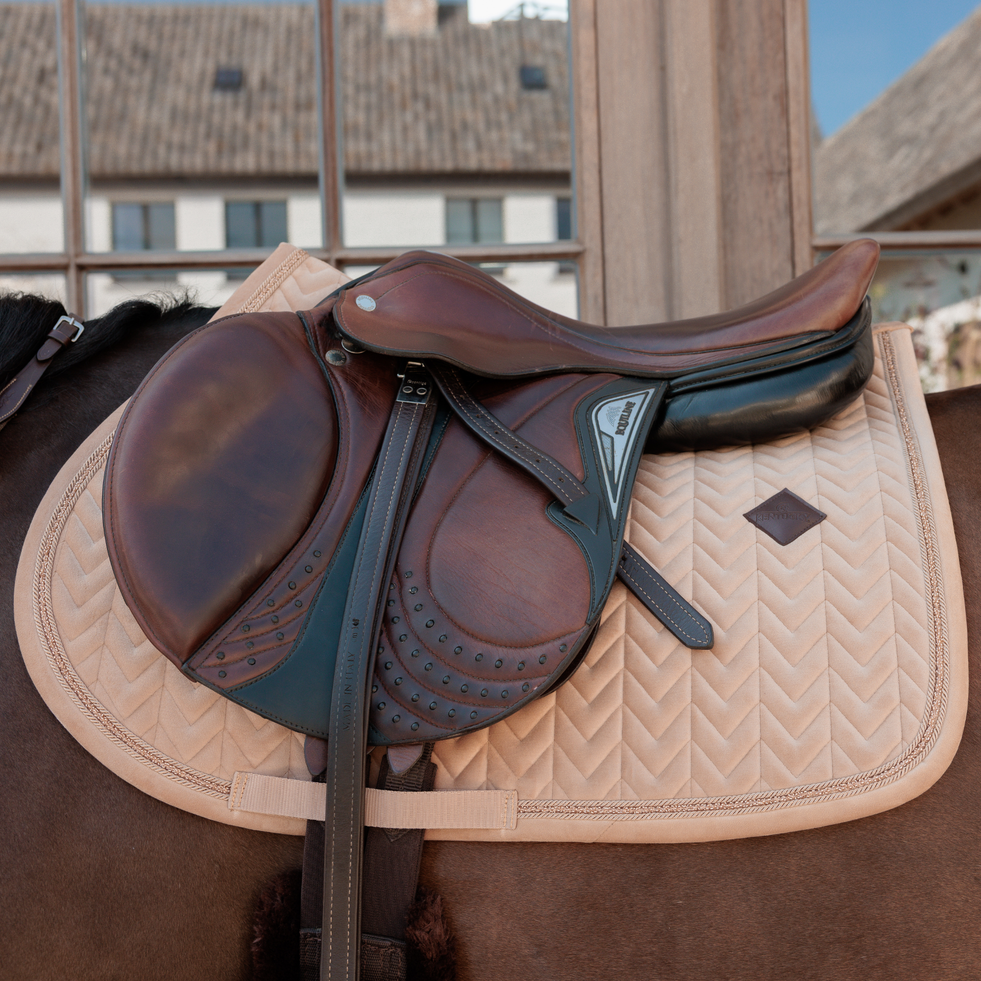 Kentucky Horsewear Saddle Pad Velvet Mini Pearls Jumping, Beige