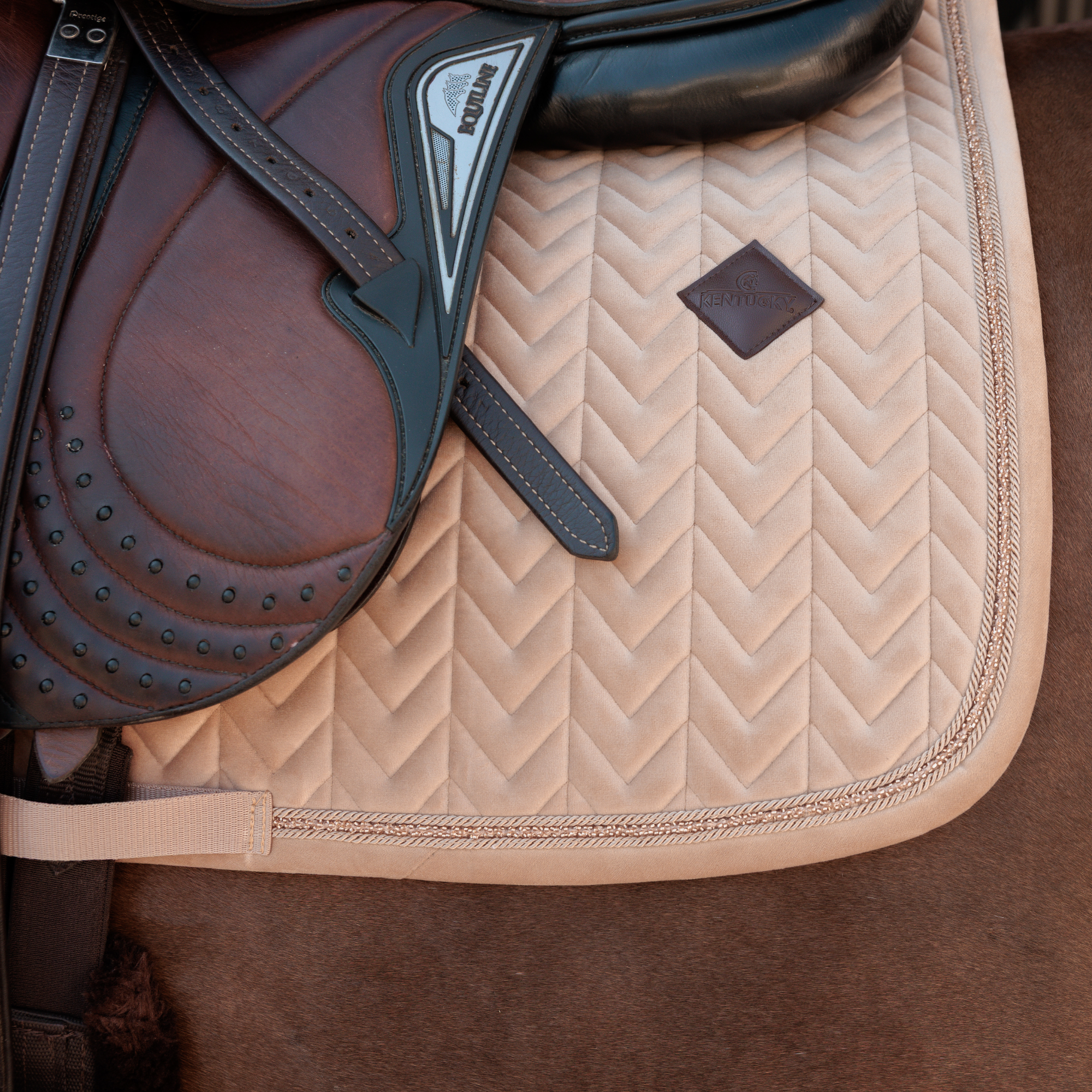 Kentucky Horsewear Saddle Pad Velvet Mini Pearls Jumping, Beige