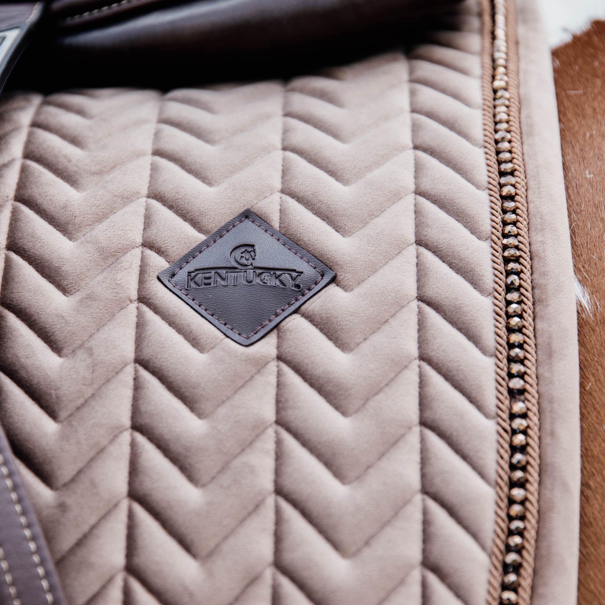 Kentucky Horsewear Saddle Pad Basic Velvet Pearls Jumping, Beige