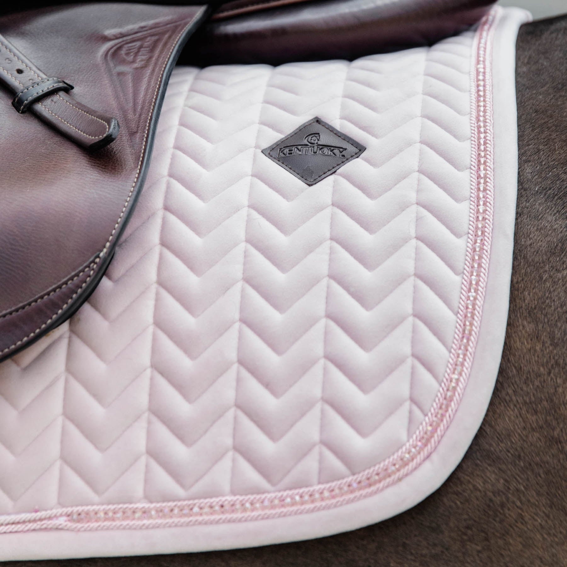 Kentucky Horsewear Saddle Pad Basic Velvet Pearls Jumping, Soft Pink