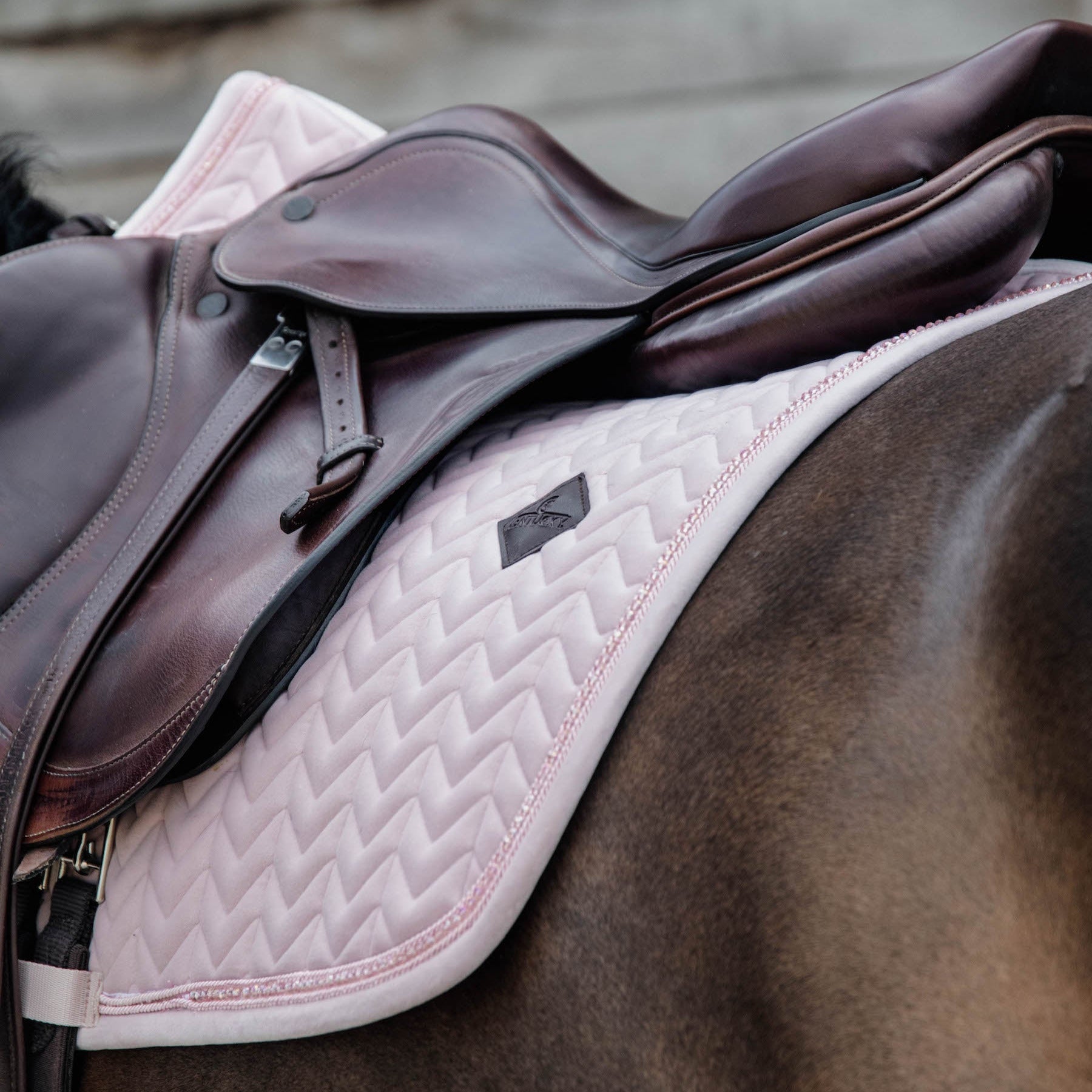 Kentucky Horsewear Saddle Pad Basic Velvet Pearls Jumping, Soft Pink