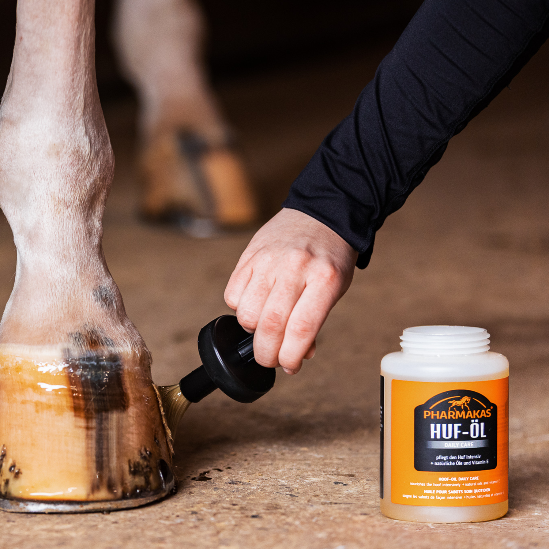 Pharmakas Hoof Oil Daily Care with brush