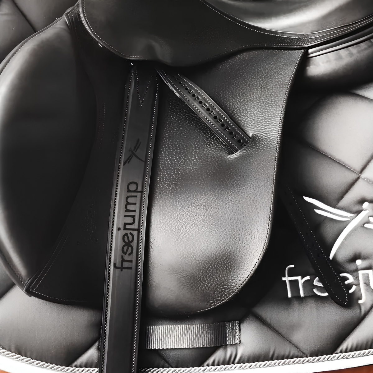 Freejump Classic Wide Stirrup Leathers, Black