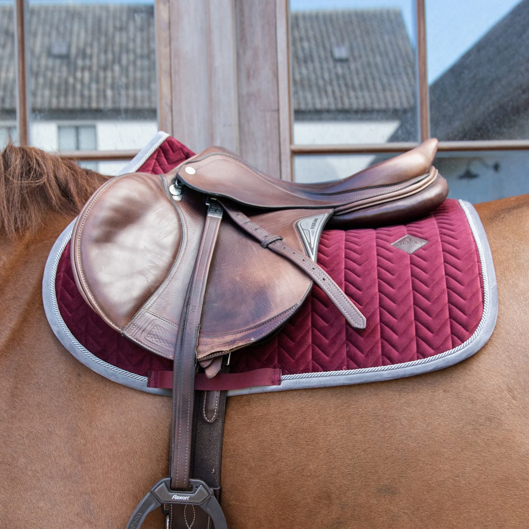 Kentucky Horsewear Jumping Saddle Pad Velvet Contrast, Bordeaux
